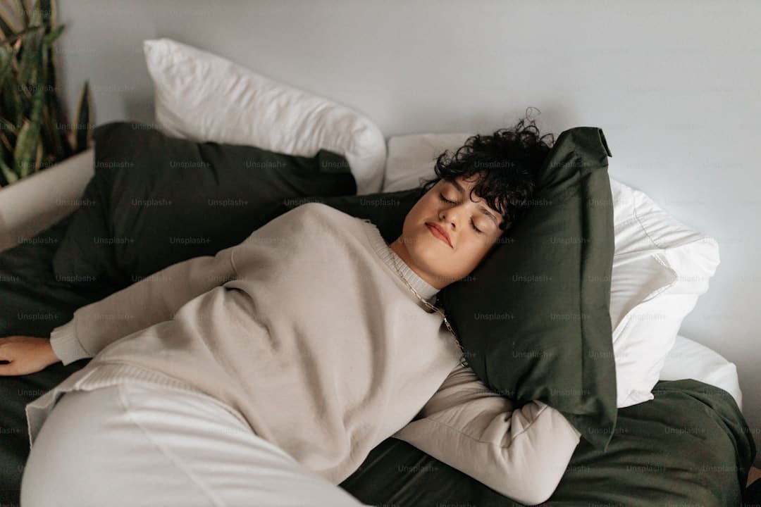 盯着拾荒老人不放,是怜悯?还是想遮羞?